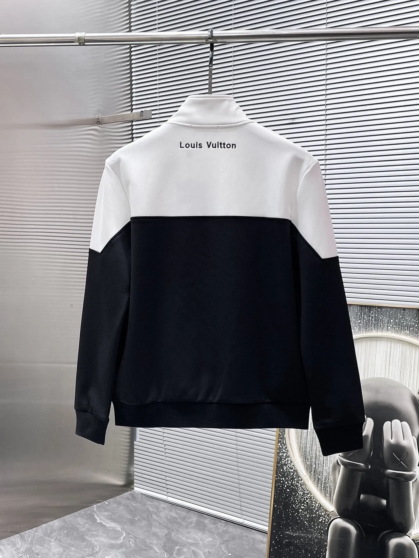 🅿️720 LV hot-selling suit is coming. Focus on the original version of the official website. 2025 new hot-selling cardigan suit. The original order is the best. 🇭🇰The meticulous work of top designers. It has a fitting and perfect upper body effect. All-natural high-quality Tencel Roman cotton 100%, close-fitting comfort, noble and elegant! Original hardware embodies elegance and nobility! Counter size: M-3XL (maximum wear up to 190 pounds)
